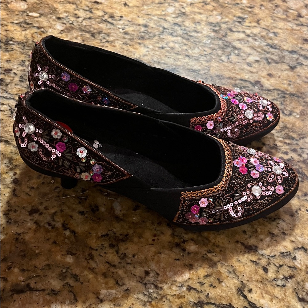 LEI Women's Floral Embellished heels - Black and Pink